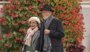 La madre de la reina Letizia da una lección de estilo con zapatillas de una firma de La Rioja paseando con su novio por Madrid