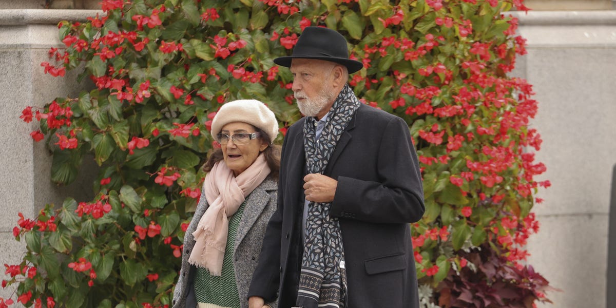 La madre de la reina Letizia da una lección de estilo con zapatillas de una firma de La Rioja paseando con su novio por Madrid