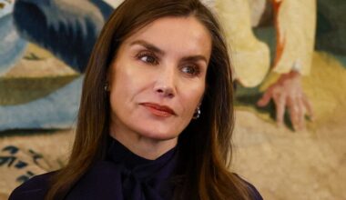 La reina Letizia aparece por sorpresa en el Ateneo de Madrid fuera de agenda para el estreno de 'Ciudad sin sueño'