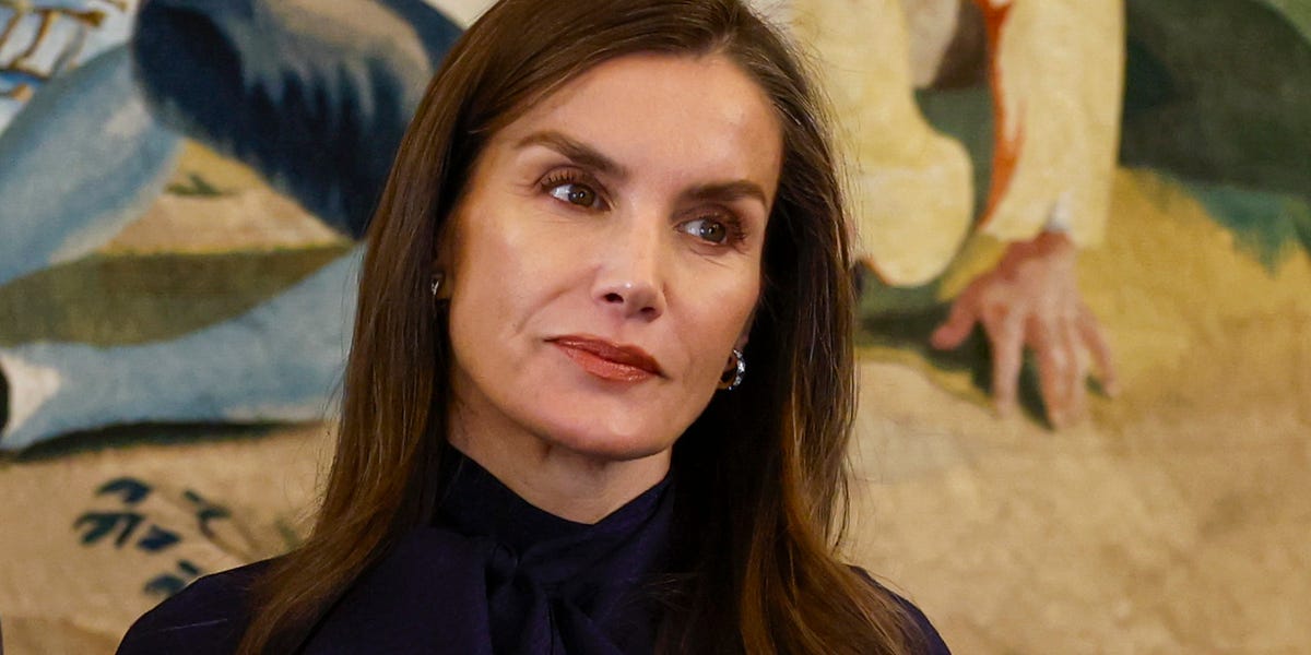 La reina Letizia aparece por sorpresa en el Ateneo de Madrid fuera de agenda para el estreno de 'Ciudad sin sueño'