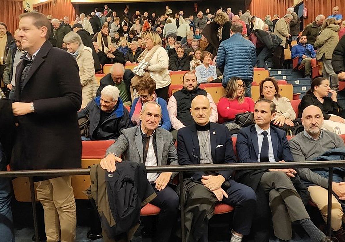 El Teatro de Los Corrales se llena en la presentación del documental sobre la Marcha de Authi