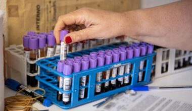 Una mano recoge un tubo de muestra de sangre