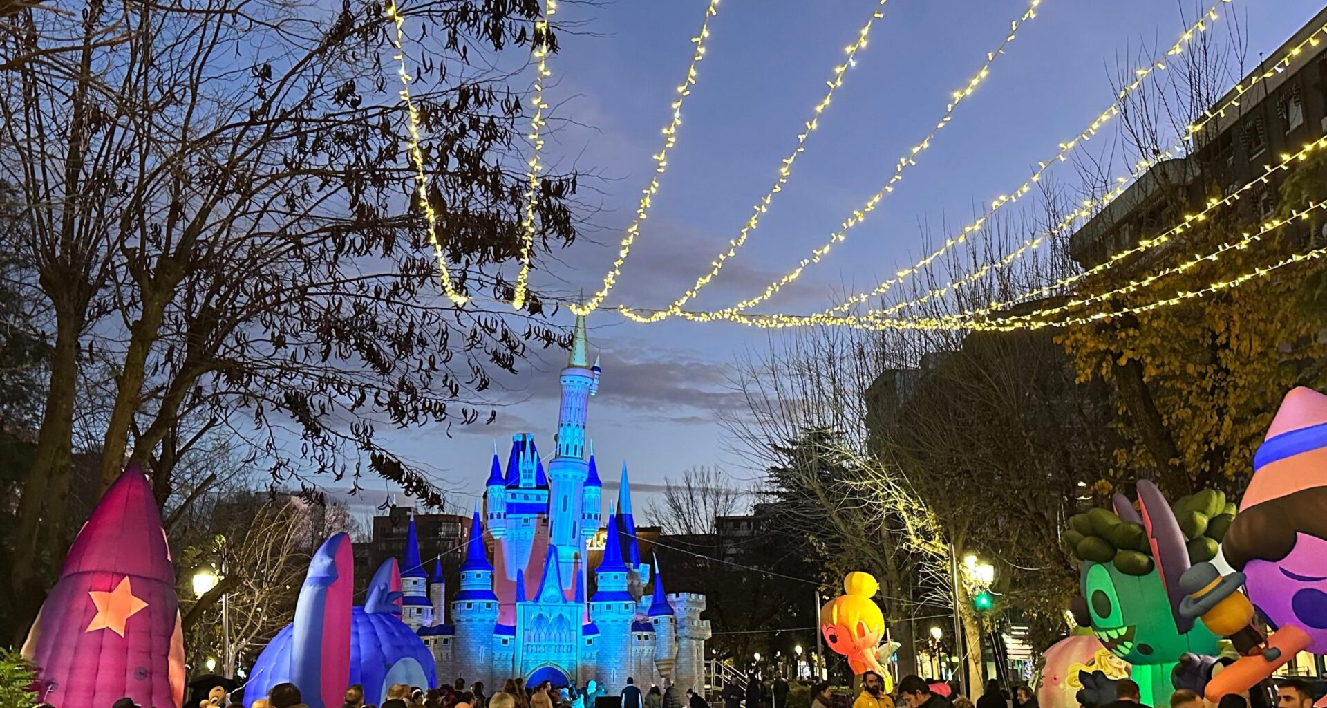 Cientos de familias disfrutan de la Ciudad Disney “Dracolandia” en el Paseo de San Gregorio