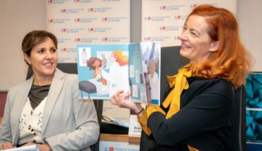 La escritora lee uno de sus cuentos infantiles