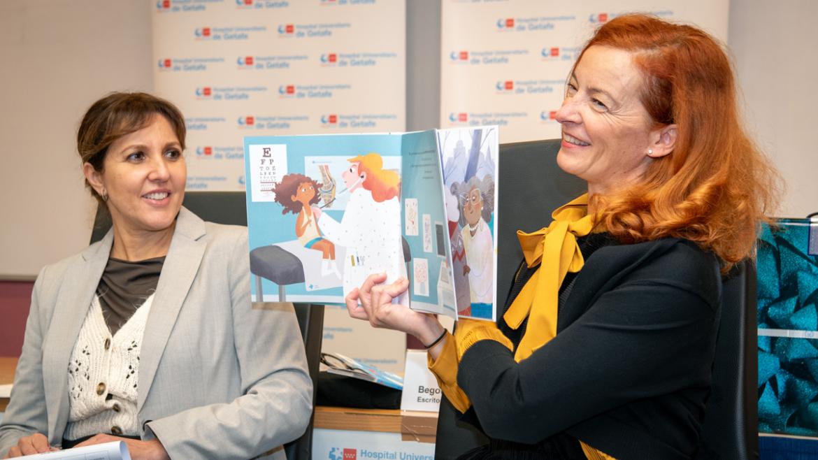 La escritora lee uno de sus cuentos infantiles