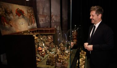 El consejero Mariano de Paco Serrano en el tradicional Belén de la Sala Alcalá 31