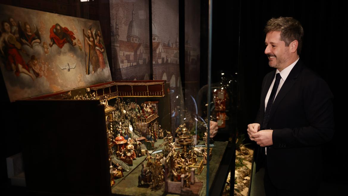 El consejero Mariano de Paco Serrano en el tradicional Belén de la Sala Alcalá 31