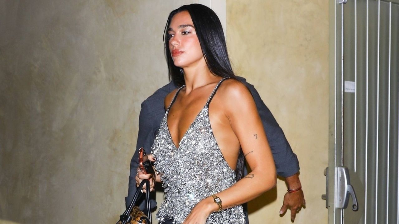 Solo Dua Lipa puede lucir elegante con una blusa transparente antes de que acabe 2025