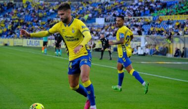 Pejiño conduce un balón en un momento de la cita  ante el Mirandés.