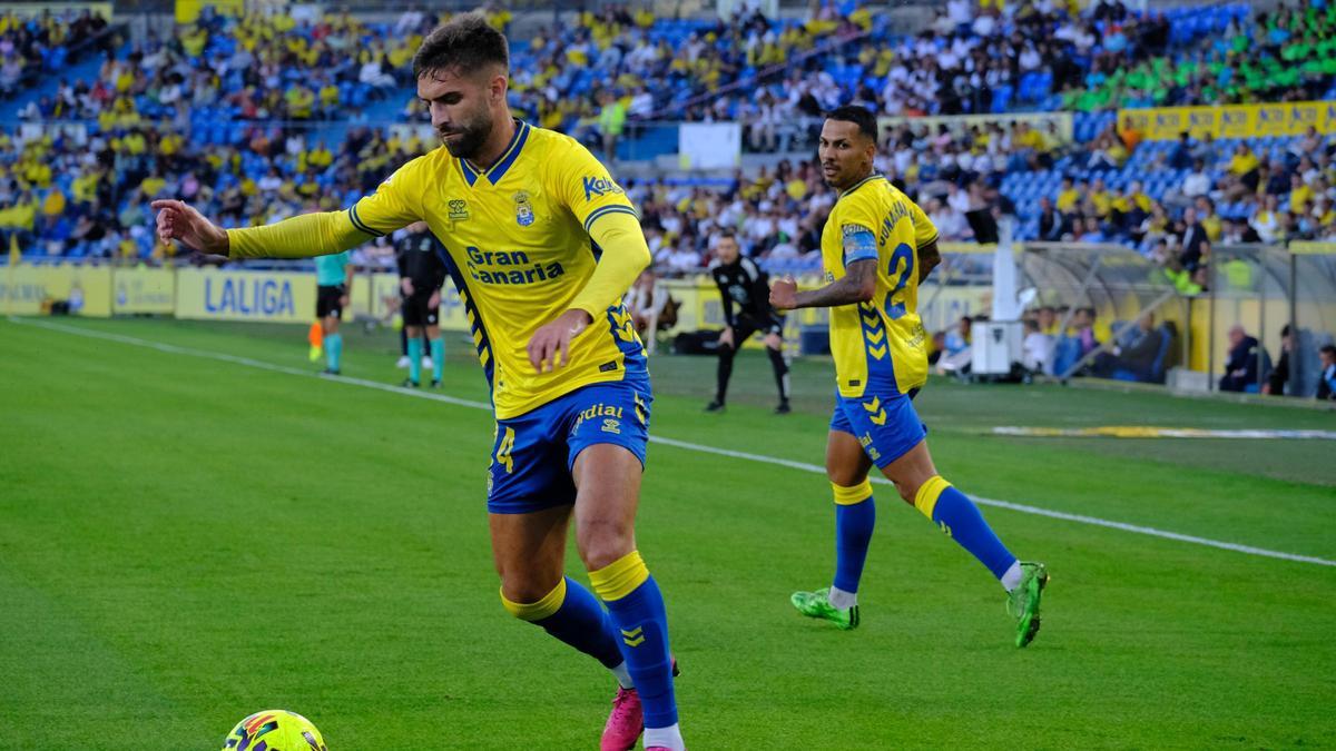 Pejiño conduce un balón en un momento de la cita  ante el Mirandés.