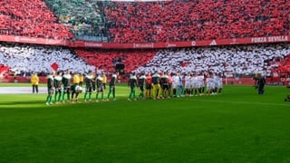 ¡El derbi tuvo que ser supendido temporalmente por lanzamiento de objetos!