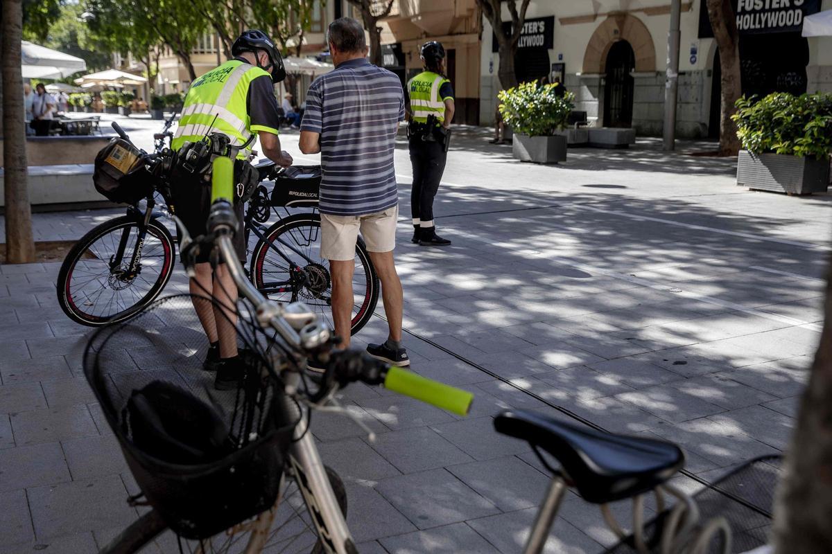 Control de la Policía Local a patinetes y ciclistas en Blanquerna.