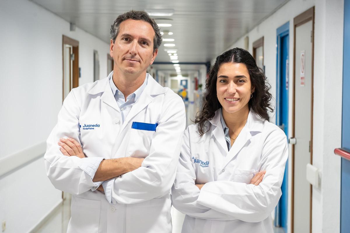 El Dr. Antonio Servera Ruiz de Velasco, jefe del servicio de Urología de Hospital Juaneda Miramar y la también uróloga, Dra. Cristina Barrera.