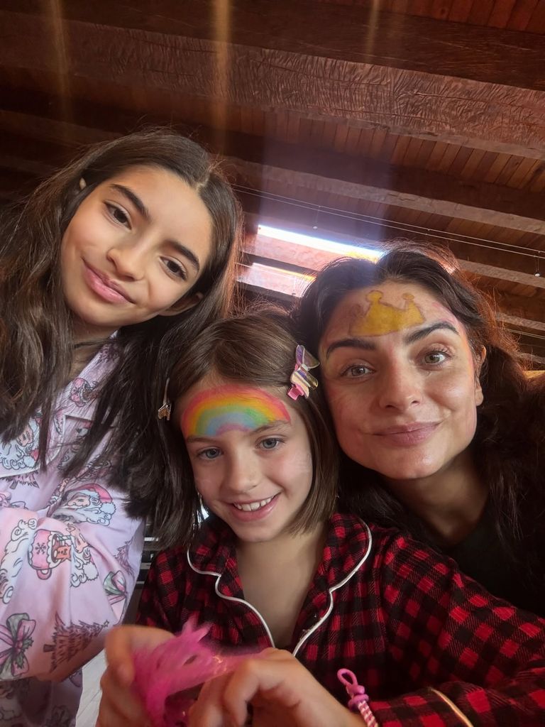 Aislinn Derbez compartió esta foto junto a su hermana Aitana y su hija Kailani antes de Navidad.