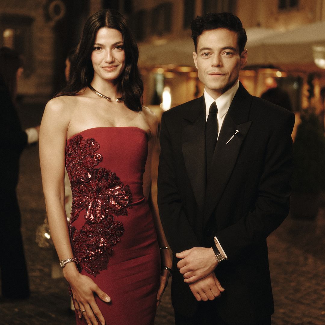 Rami Malek luciendo un alfiler de la colección Juste un Clou junto a la modelo y actriz egipcia, Tara Emad 