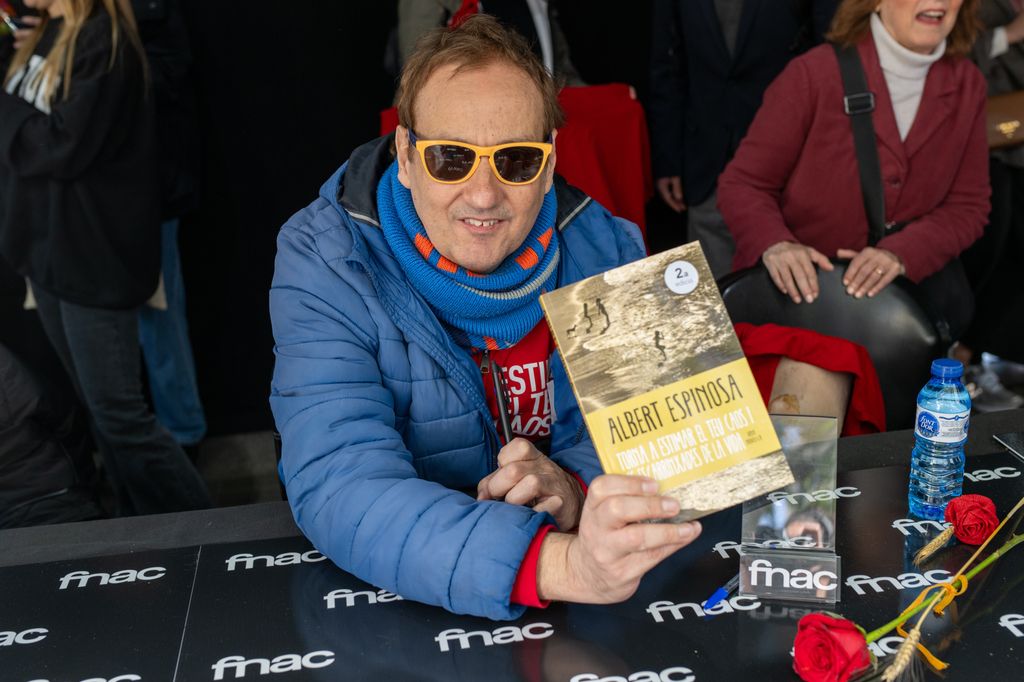 El escritor Albert Espinosa durante la firma de libros en el día de Sant Jordi 2024, el 23 de abril de 2024, en Barcelona 