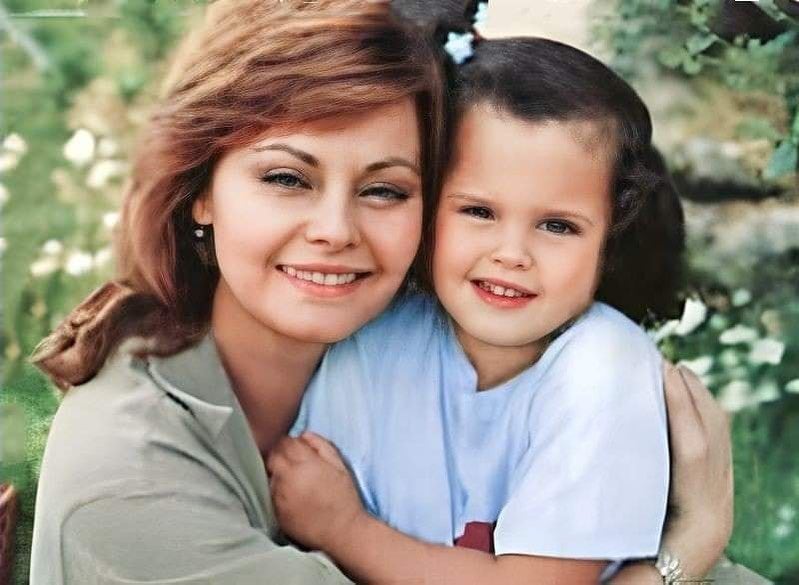 Shaila de niña con su madre