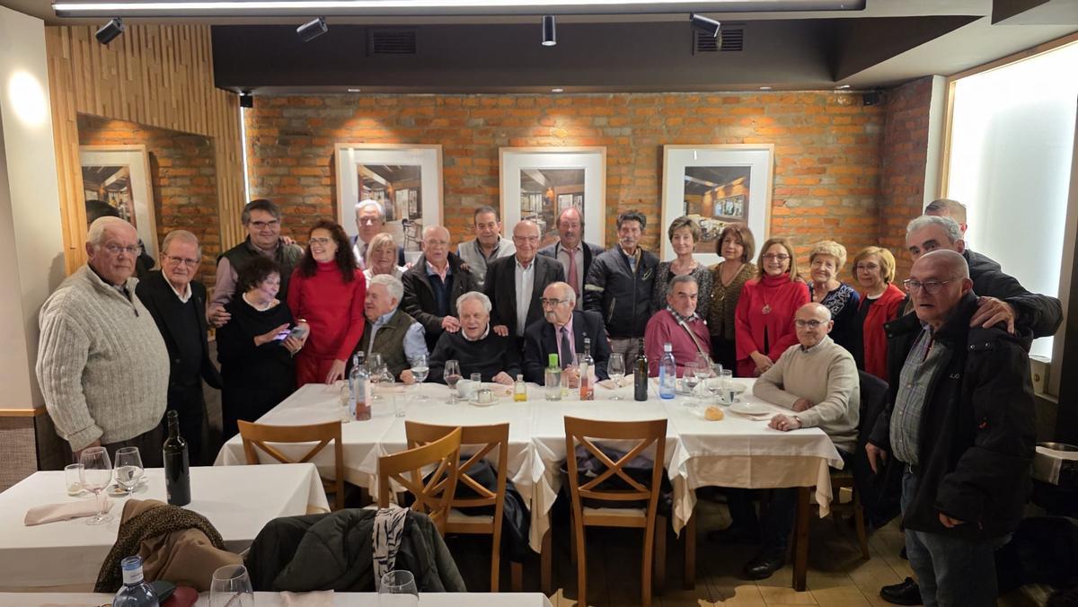 Foto de familia de los participantes en el homenaje.