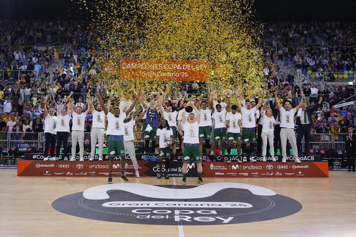El Unicaja celebra su título de la Copa del Rey.