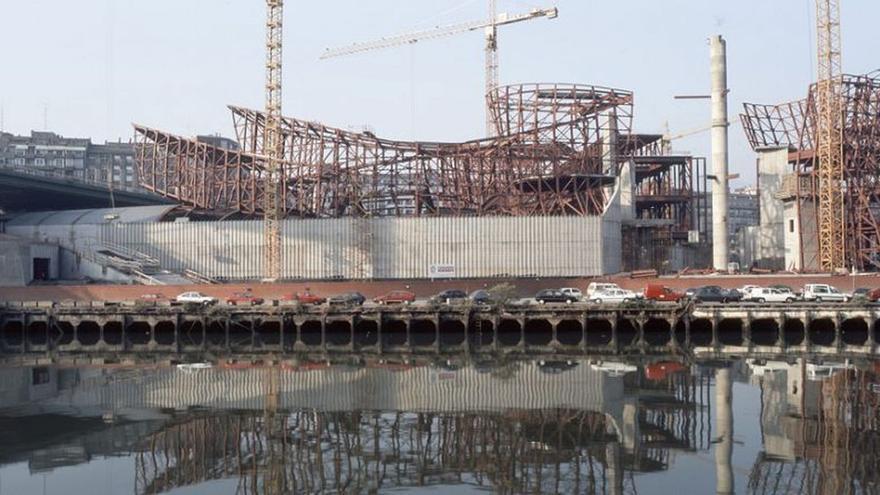 Una serie de imágenes compartidas por el Museo Guggenheim en redes sociales revive el profundo cambio urbano que ha vivido la villa.