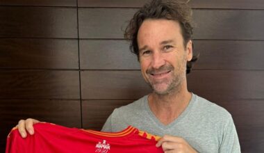 Carlos Moyà, posa con su camiseta de la SD Ibiza.