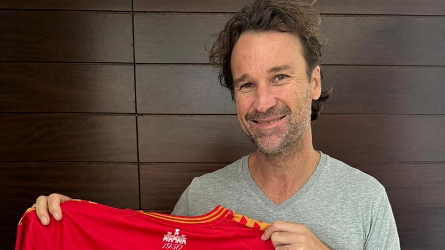 Carlos Moyà, posa con su camiseta de la SD Ibiza.