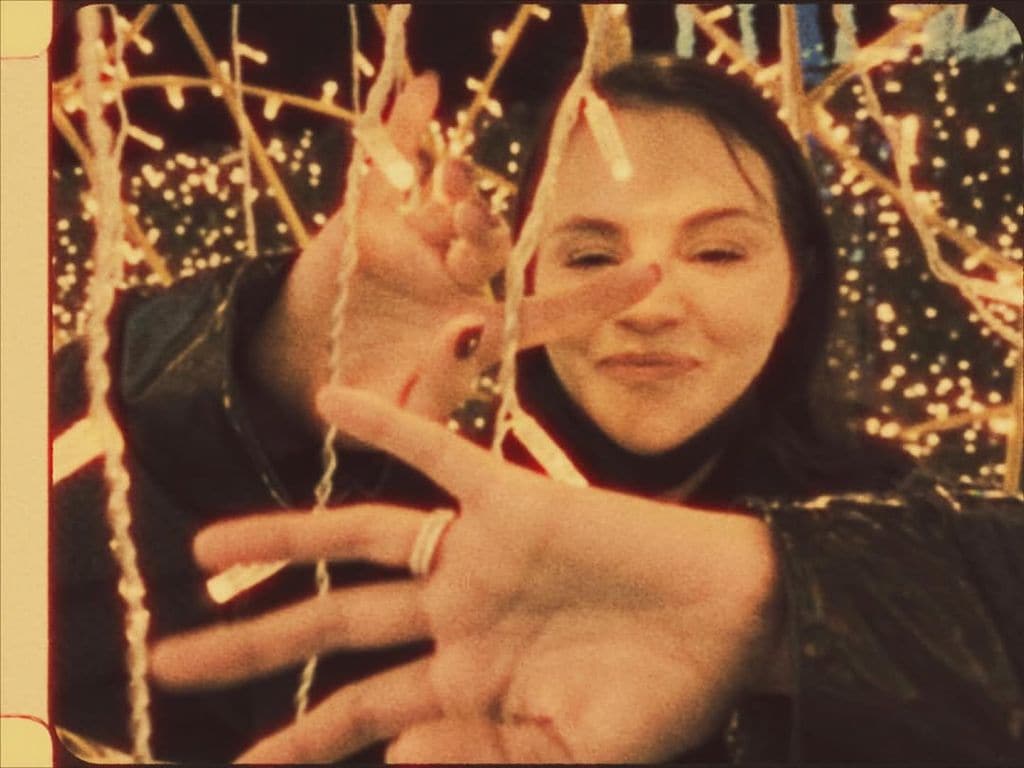 La actriz, en el laberinto de luces más grande del mundo