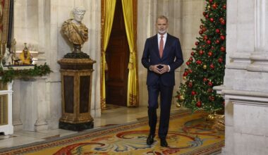 Felipe VI pronuncia por primera vez de pie su Mensaje de Navidad con el Palacio Real de nuevo como escenario - La Voz de Galicia