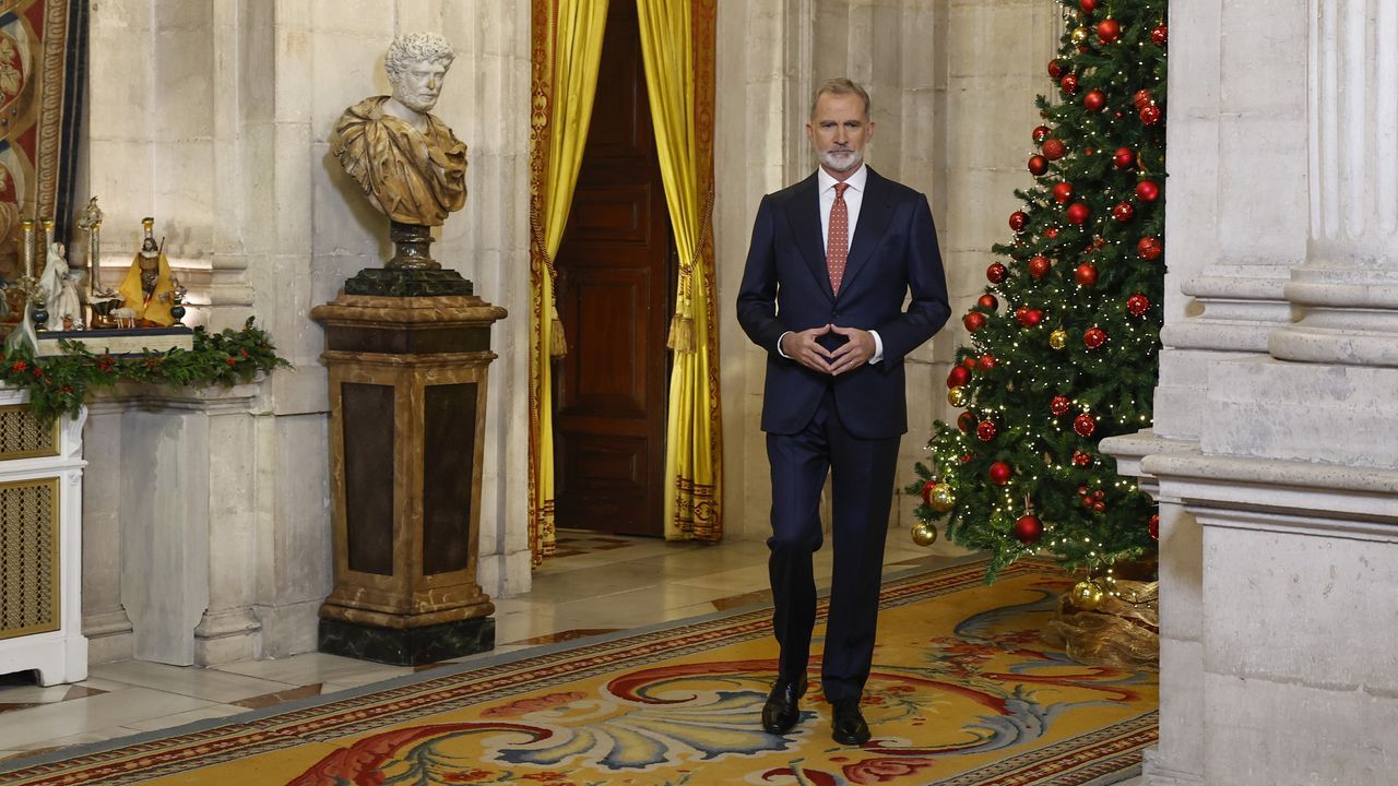 Felipe VI pronuncia por primera vez de pie su Mensaje de Navidad con el Palacio Real de nuevo como escenario - La Voz de Galicia