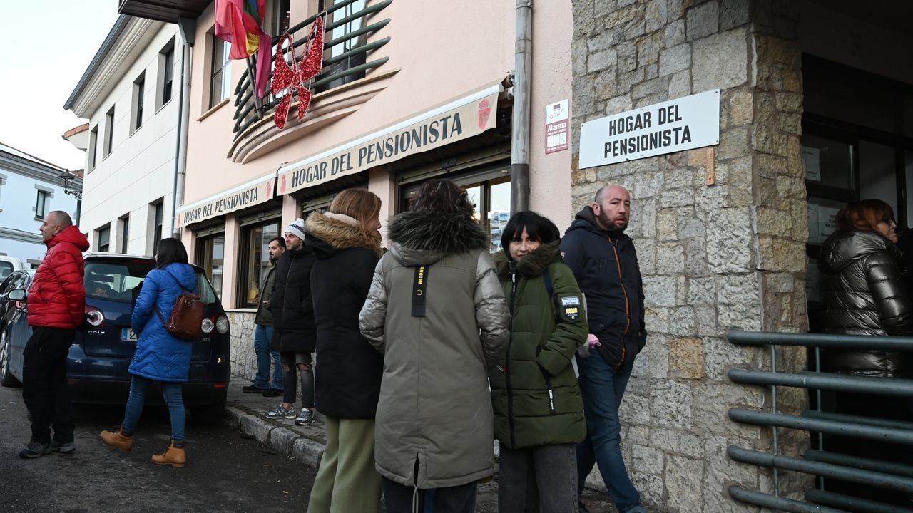 De la euforia al caos por el gordo en Villamanín: el pueblo que vendió más décimos de los que tenía llega a un frágil acuerdo - La Voz de Galicia