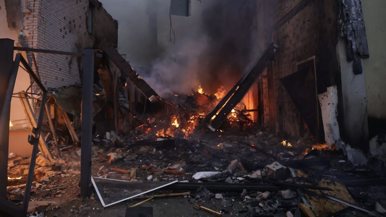 Rusia ataca con dureza Kiev a menos de 48 horas del esperado encuentro de Trump y Zelenski