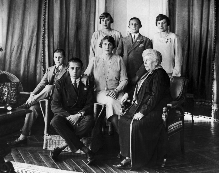 La reina Victoria Eugenia con su madre, la princesa Beatriz de Reino Unido, y sus hijos Jaime, Beatriz, María Cristina, Juan y Gonzalo en 1928