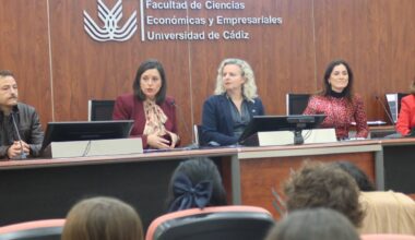 La Facultad de Ciencias Económicas y Empresariales celebra la Exposición de Carteles de Economía, ODS y Marketing 6.0