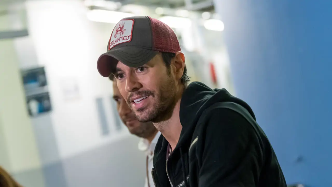 Enrique Iglesias felicita a su madre Isabel Preysler por su autobiografía con un tierno recuerdo: "Qué vida tan increíble"