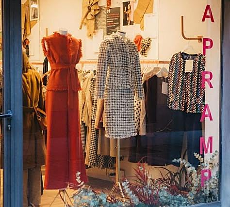 El conjunto que luce la Reina en el escaparate de la tienda 'Alma by Apramp'