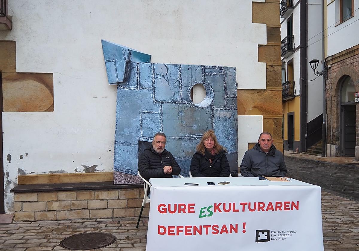 Los autores de 'Zinka' y la asociación Eskuahaldunak denuncian «desamparo institucional» tras el vandalismo contra la escultura
