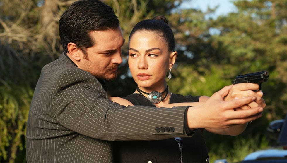 cagatay ulusoy y demet ozdemir en 'esref ruya'