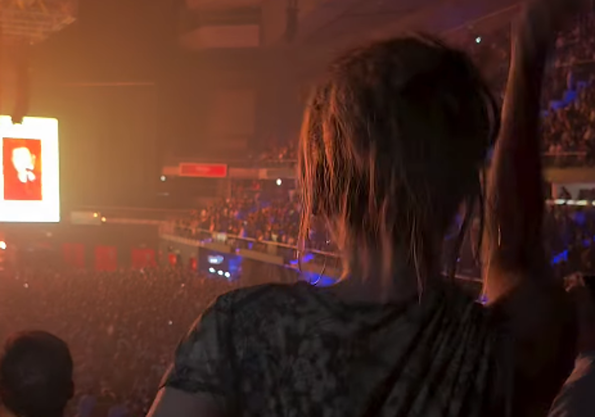 Ester Expósito lo da todo cantando 'Ester Expósito' de Dani Martín