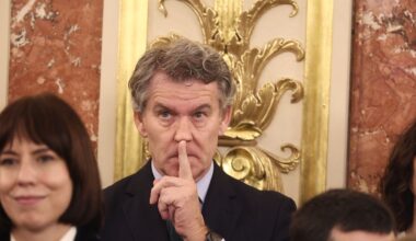 Feijoo cree que Vox está «jugando a cosas peligrosas» tras su ausencia en la Constitución y su órdago en Extremadura - La Voz de Galicia