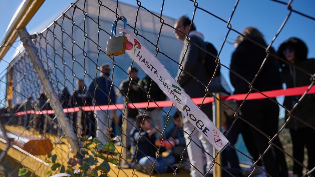 Miles de fans despiden a Robe Iniesta en Plasencia