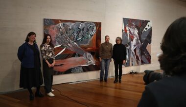 Natalia Suárez fusiona dibujo y pintura en la teatral 'La escena oscura. Ella despierta'