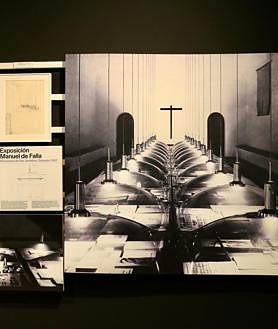 Imagen secundaria 2 - Fotos de la exposición sobre la trayectoria de José María García de Paredes organizada por la Consejería de Fomento que puede verse en la Fábrica de Artillería hasta el 18 de enero