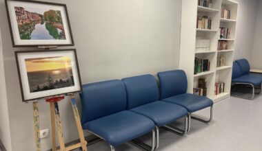 Sillón de sala de espera de Hospital de Día con imágenes de la exposición de fotografía