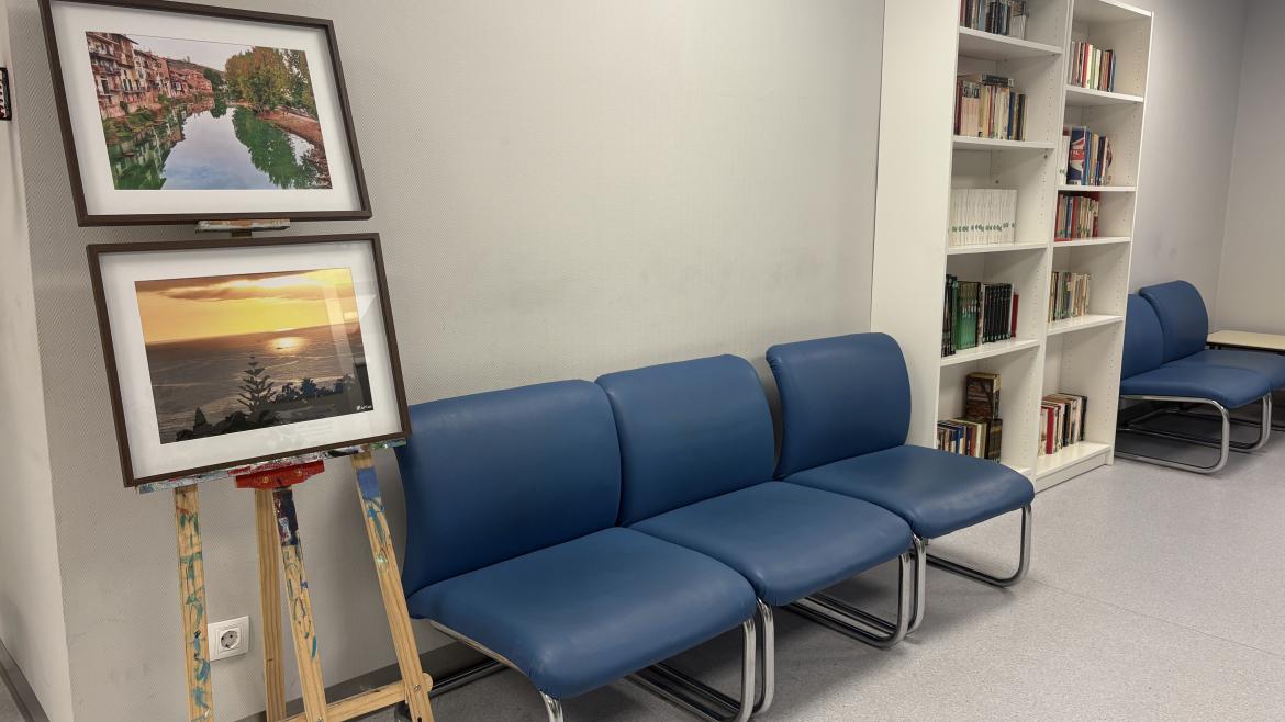 Sillón de sala de espera de Hospital de Día con imágenes de la exposición de fotografía