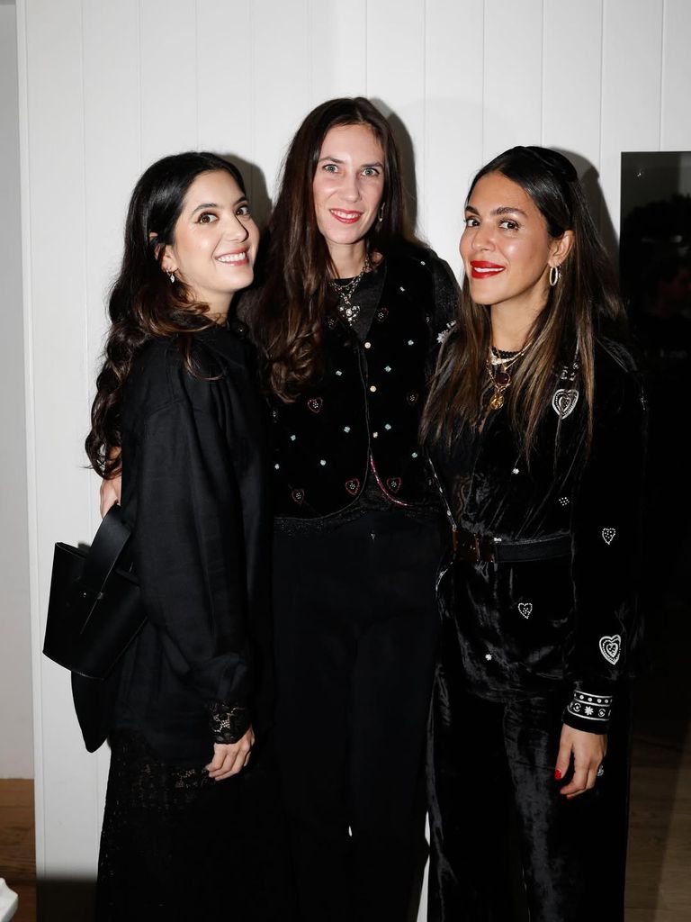 Tatiana Santo Domingo junto a su amiga y socia, Dana Alikhani, y Noor Fares, que presentaba una colección de joyas, motivo de la celebración entre amigas