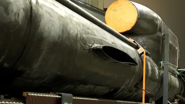 Un misil Flamingo incompleto dentro de una fábrica en in Kyiv. El fuselaje es largo y negro, con una turbina encima