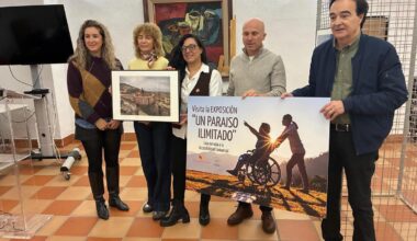 Sheila Martín, diputada, y Esther Labrador, ganadora, con la obra vencedora.
