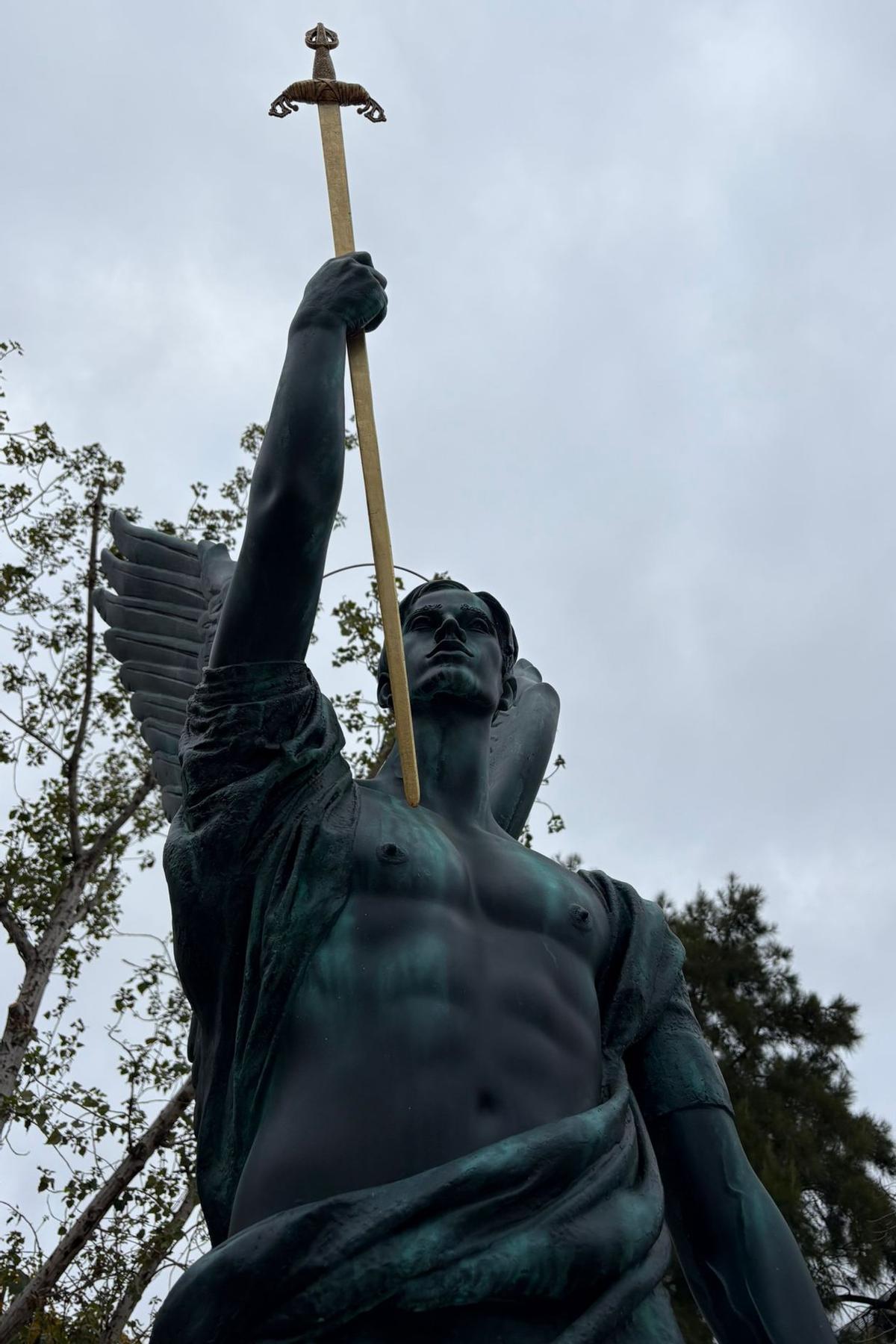 Detalle de la escultura en honor a la Policía Nacional.