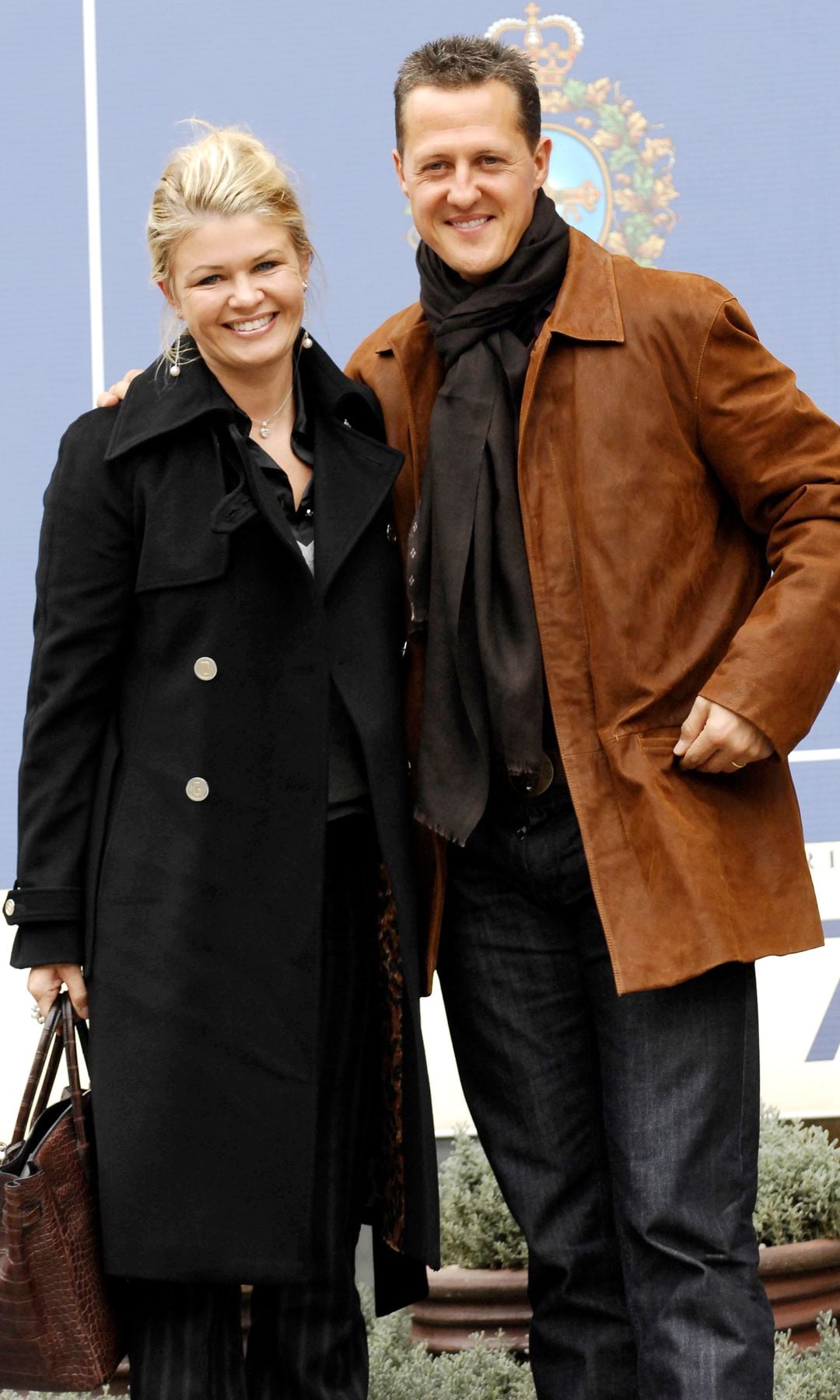 RECEPCION OFICIAL A LOS GALARDONADOS DE LA 27 EDICION DEL PREMIO " PRINCIPE DE ASTURIAS " 2007
EN LA IMAGEN EL PILOTO DE FORMULA 1 MICHAEL SCHUMACHER ( PREMIO DEPORTES 2007 ) Y SU MUJER CORINNA
JJS / Â© KORPA
26/10/2007
OVIEDO *** Local Caption *** Michael Schumacher, and Wife Corinna in Oviedo, northern Spain, Friday Oct. 26 2007 before the ceremony of the year's prestigious Prince of Asturias prizes.