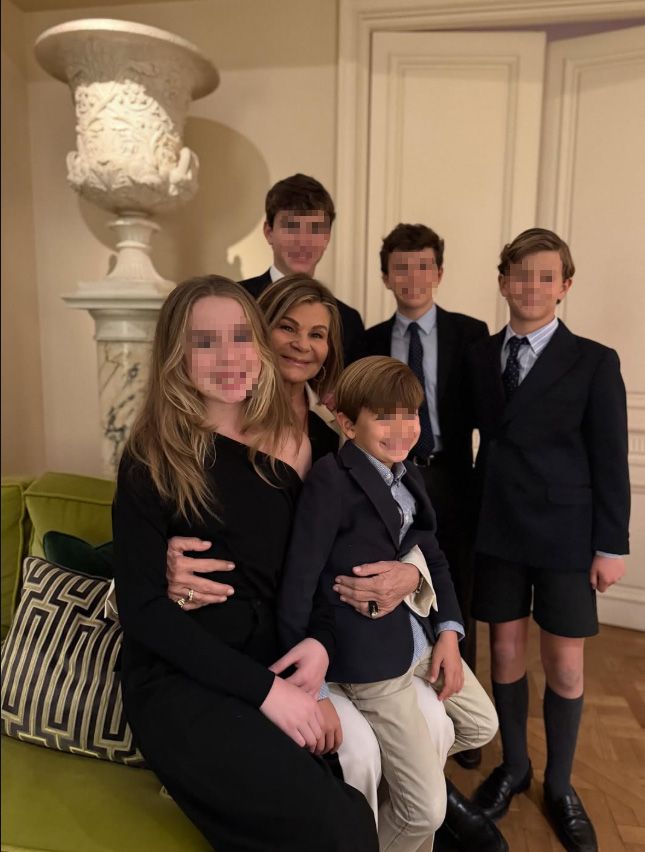 Cari Lapique posa con sus 5 nietos: "Mis grandes amores"